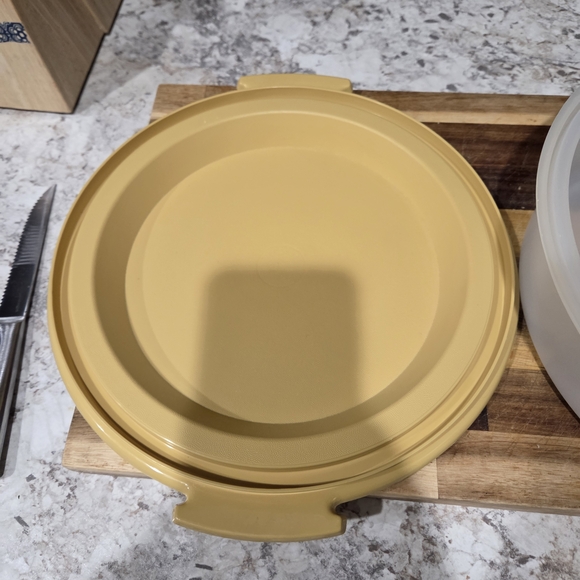 Tupperware Cake Carrier with Yellow Base Cottagecore - Picture 6 of 6